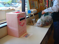 Aコープあぜみち店設置型の募金箱写真002